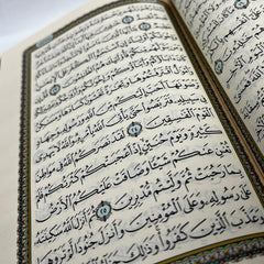 مصحف وسط غلاف الكعبة مقاس 17*24 سم