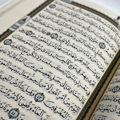 مصحف القرآن الكريم بغلاف فني أبيض فاخر ورق شامواه عالي الجودة – مقاس 14 × 20 سم