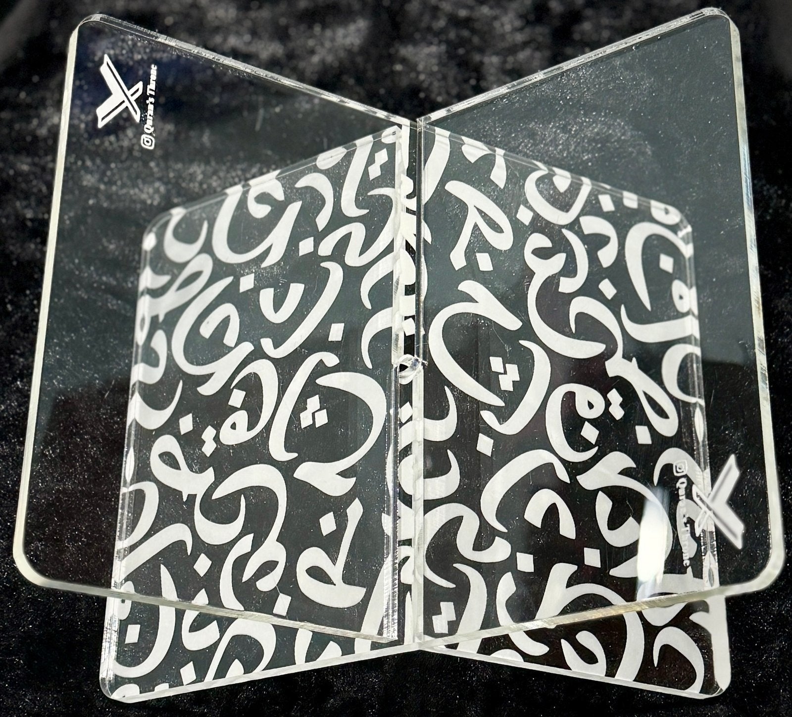 حامل مصحف أكريليك بنقش الحروف العربية - Book Fanar