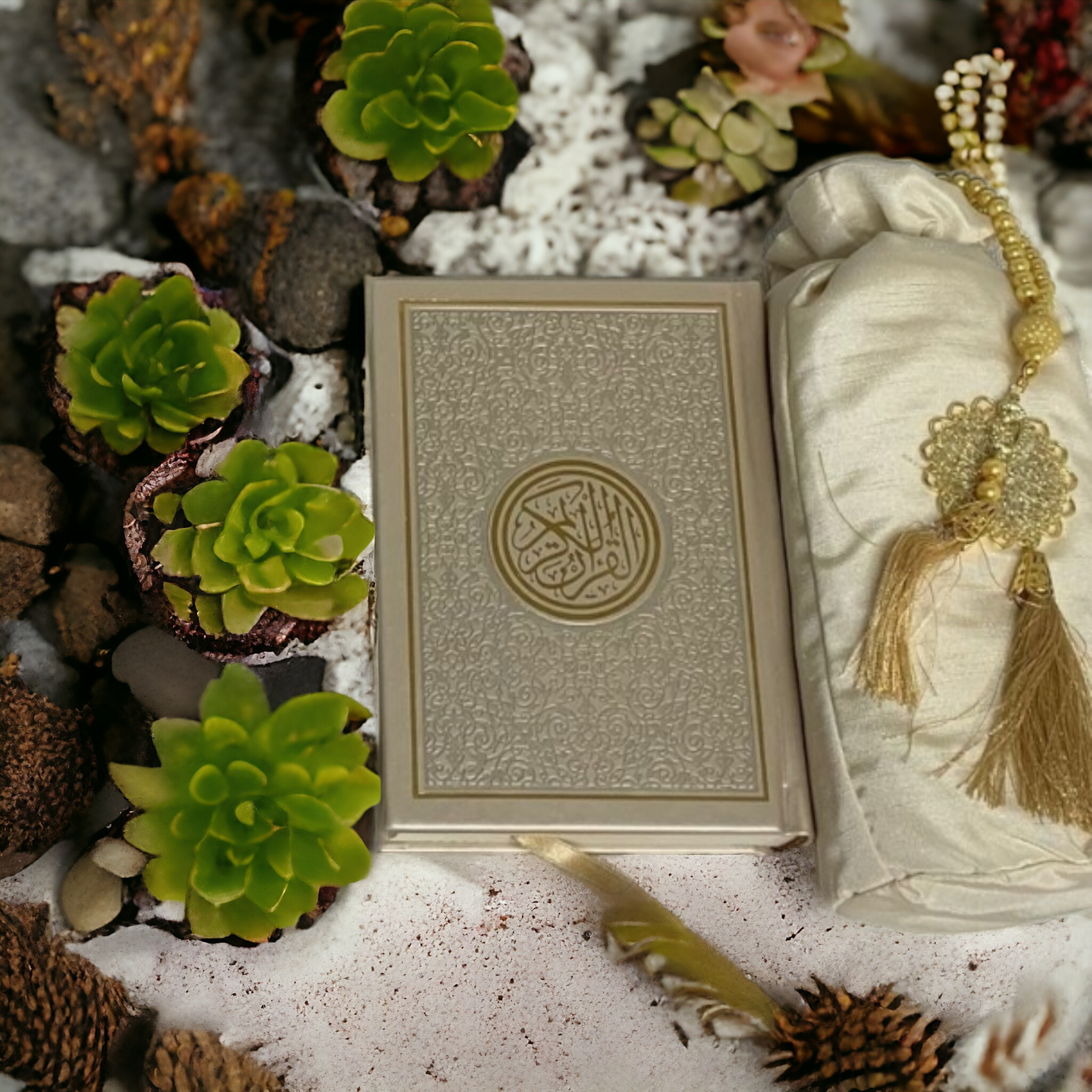 حقيبة هديا سجادة صلاة تركية خفيفة مع مسبحة - مصحف ملون الاطراف مقاس 14*20 GULF HORIZONS